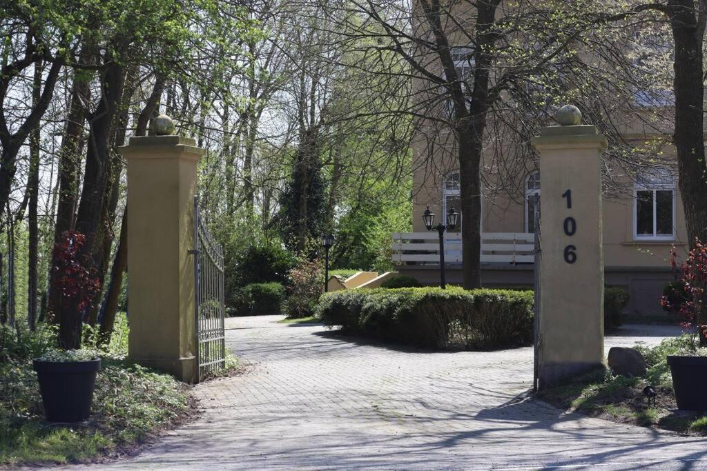 Emily'S Deichbude In Einer Historischen Villa In Dornumersiel ภายนอก รูปภาพ